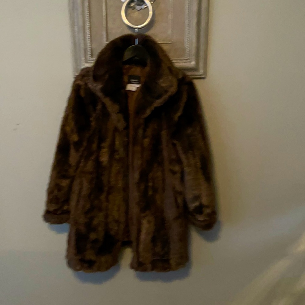 Dennis Basso Full Length Faux Fur Coat
PREOWNED/USED only one time.
dennis basso